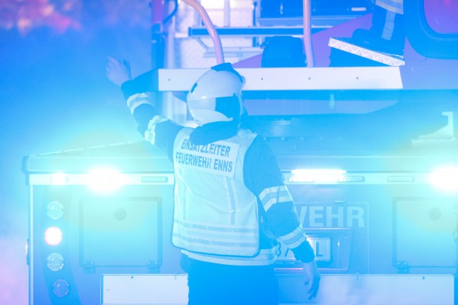 Brand einer Doppelhaushlfte in Enns nach anfnglichem Fahrzeugbrand in einem Carport