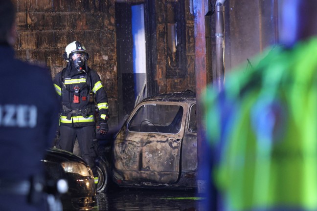 Brand einer Doppelhaushlfte in Enns nach anfnglichem Fahrzeugbrand in einem Carport