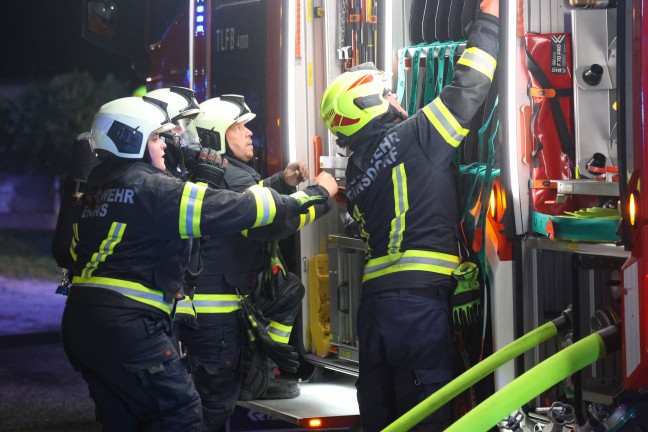 Brand einer Doppelhaushlfte in Enns nach anfnglichem Fahrzeugbrand in einem Carport