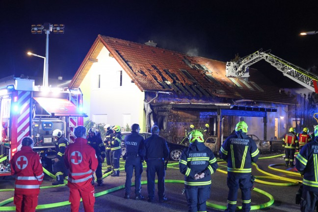 Brand einer Doppelhaushlfte in Enns nach anfnglichem Fahrzeugbrand in einem Carport