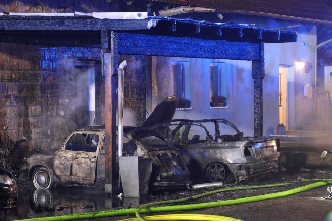 Brand einer Doppelhaushlfte in Enns nach anfnglichem Fahrzeugbrand in einem Carport