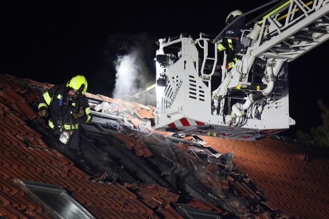 Brand einer Doppelhaushlfte in Enns nach anfnglichem Fahrzeugbrand in einem Carport