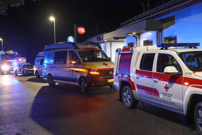 Schwer verletzt: Frau im Bahnhofsbereich in Neuhofen an der Krems von S-Bahn-Garnitur berrollt