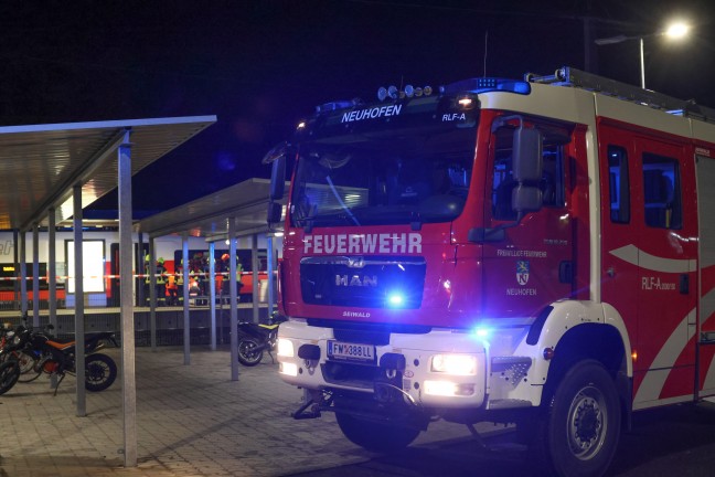 Schwer verletzt: Frau im Bahnhofsbereich in Neuhofen an der Krems von S-Bahn-Garnitur berrollt