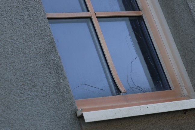 Vollbrand einer Mllinsel: Fassade sowie vier PKW bei grerem Brand in Wels-Neustadt beschdigt