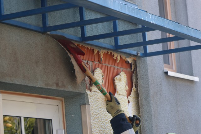 Vollbrand einer Mllinsel: Fassade sowie vier PKW bei grerem Brand in Wels-Neustadt beschdigt