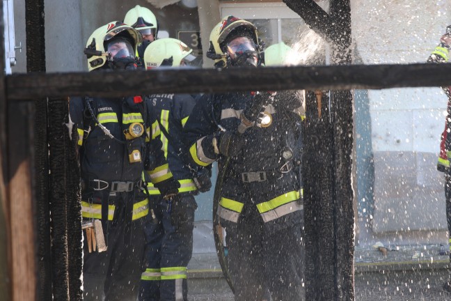 Vollbrand einer Mllinsel: Fassade sowie vier PKW bei grerem Brand in Wels-Neustadt beschdigt