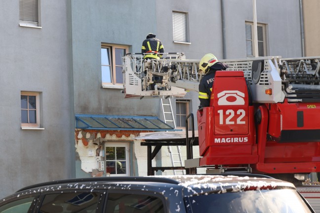Vollbrand einer Mllinsel: Fassade sowie vier PKW bei grerem Brand in Wels-Neustadt beschdigt