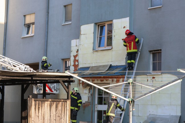 Vollbrand einer Mllinsel: Fassade sowie vier PKW bei grerem Brand in Wels-Neustadt beschdigt