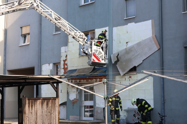 Vollbrand einer Mllinsel: Fassade sowie vier PKW bei grerem Brand in Wels-Neustadt beschdigt