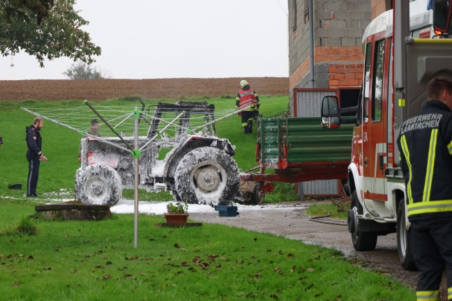 Sechs Feuerwehren bei Brand eines Traktors auf einem Bauernhof in Laakirchen im Einsatz