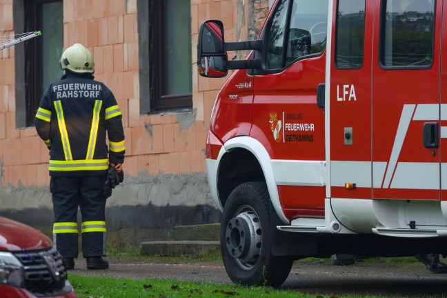 Sechs Feuerwehren bei Brand eines Traktors auf einem Bauernhof in Laakirchen im Einsatz