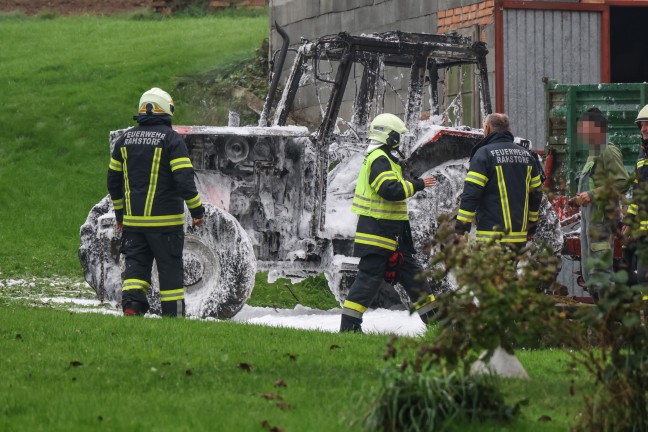 Sechs Feuerwehren bei Brand eines Traktors auf einem Bauernhof in Laakirchen im Einsatz