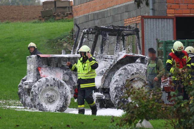 Sechs Feuerwehren bei Brand eines Traktors auf einem Bauernhof in Laakirchen im Einsatz