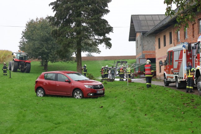 Sechs Feuerwehren bei Brand eines Traktors auf einem Bauernhof in Laakirchen im Einsatz