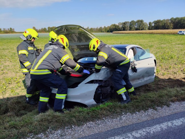 Crash zwischen PKW, Sportwagen und Pritschenwagen in Oftering fordert drei Verletzte
