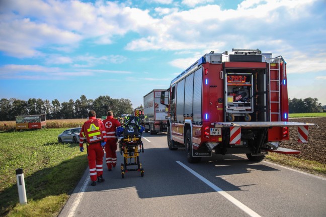 Crash zwischen PKW, Sportwagen und Pritschenwagen in Oftering fordert drei Verletzte