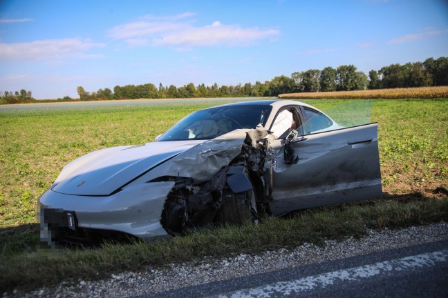 Crash zwischen PKW, Sportwagen und Pritschenwagen in Oftering fordert drei Verletzte