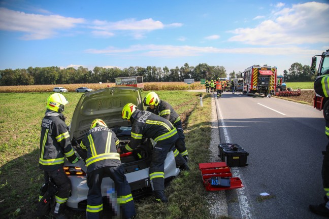 Crash zwischen PKW, Sportwagen und Pritschenwagen in Oftering fordert drei Verletzte