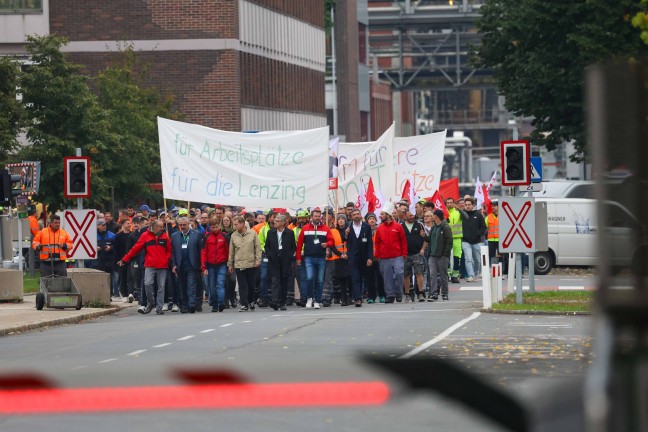 Stellenabbau: Kundgebung gegen Streichung von 600 Jobs bei Faserhersteller in Lenzing an der Ager