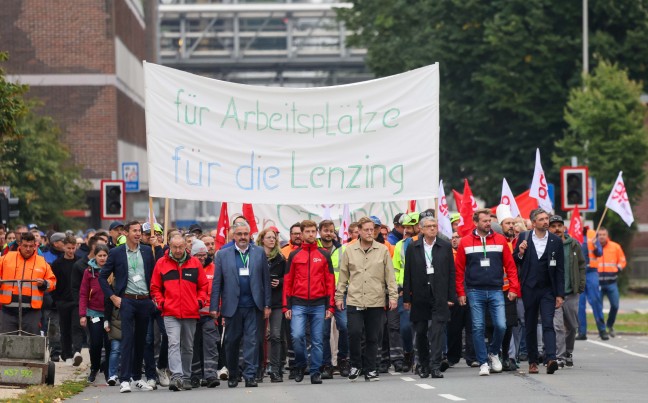 Stellenabbau: Kundgebung gegen Streichung von 600 Jobs bei Faserhersteller in Lenzing an der Ager