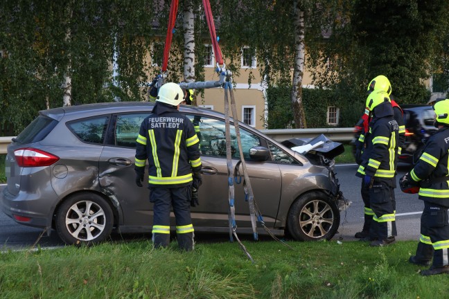 Kollision zwischen zwei Autos auf Pyhrnpass Strae in Sattledt