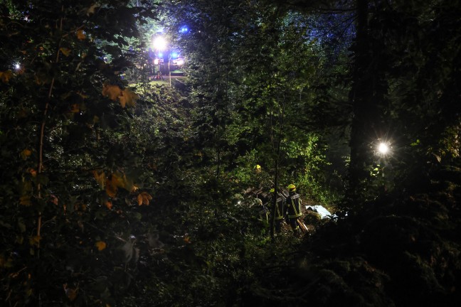 Personenrettung: Auto bei Unfall in Traunkirchen ber steilen Abhang in Bachbett abgestrzt