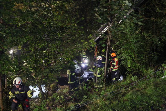 Personenrettung: Auto bei Unfall in Traunkirchen ber steilen Abhang in Bachbett abgestrzt