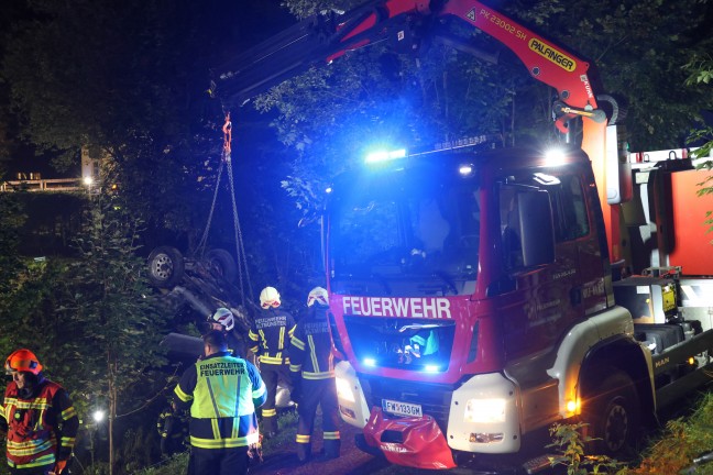 Personenrettung: Auto bei Unfall in Traunkirchen ber steilen Abhang in Bachbett abgestrzt