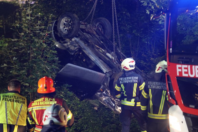Personenrettung: Auto bei Unfall in Traunkirchen ber steilen Abhang in Bachbett abgestrzt