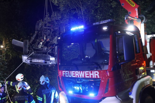Personenrettung: Auto bei Unfall in Traunkirchen ber steilen Abhang in Bachbett abgestrzt