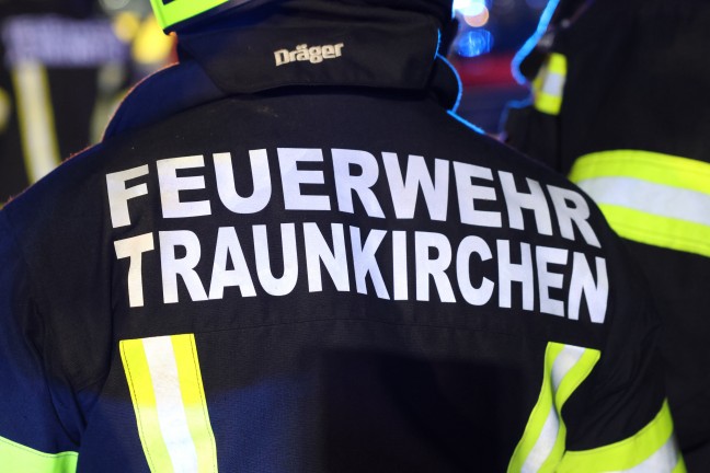 Personenrettung: Auto bei Unfall in Traunkirchen ber steilen Abhang in Bachbett abgestrzt