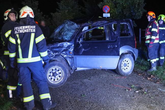 Personenrettung: Auto bei Unfall in Traunkirchen ber steilen Abhang in Bachbett abgestrzt