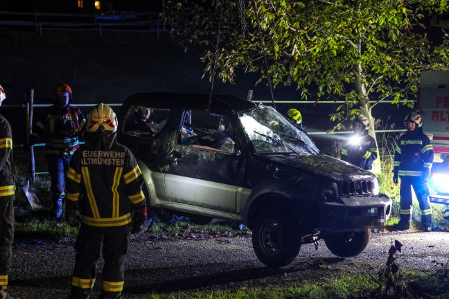Personenrettung: Auto bei Unfall in Traunkirchen ber steilen Abhang in Bachbett abgestrzt