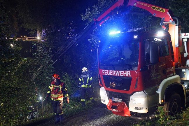 Personenrettung: Auto bei Unfall in Traunkirchen ber steilen Abhang in Bachbett abgestrzt