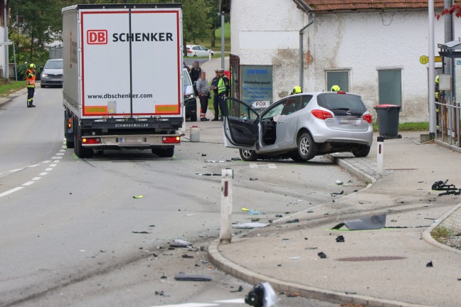 Crash zwischen PKW und LKW-Sattelzug bei Abbiegemanver in Tumeltsham fordert einen Verletzten