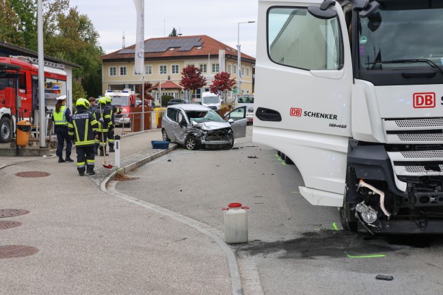 Crash zwischen PKW und LKW-Sattelzug bei Abbiegemanver in Tumeltsham fordert einen Verletzten