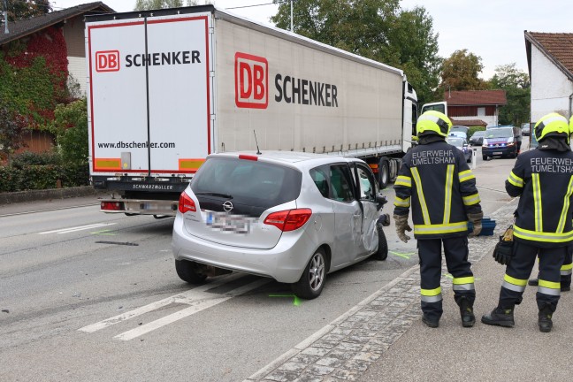 Crash zwischen PKW und LKW-Sattelzug bei Abbiegemanver in Tumeltsham fordert einen Verletzten