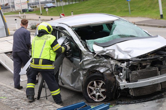 Crash zwischen PKW und LKW-Sattelzug bei Abbiegemanver in Tumeltsham fordert einen Verletzten