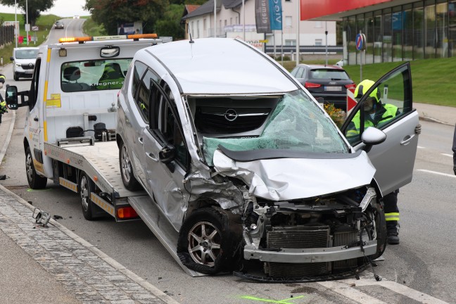 Crash zwischen PKW und LKW-Sattelzug bei Abbiegemanver in Tumeltsham fordert einen Verletzten