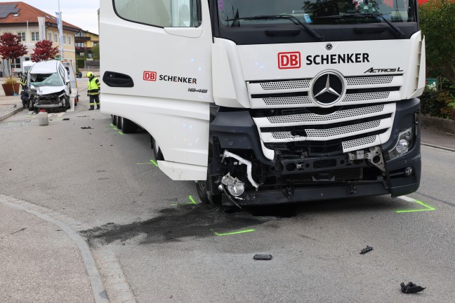 Crash zwischen PKW und LKW-Sattelzug bei Abbiegemanver in Tumeltsham fordert einen Verletzten