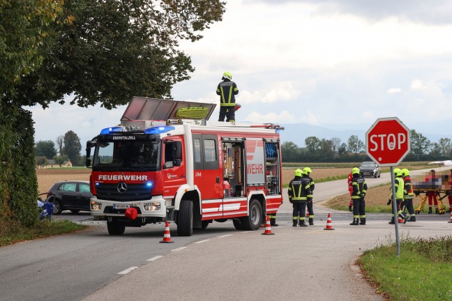 Kreuzungskollision zwischen zwei Autos in Eberstalzell fordert zwei Verletzte