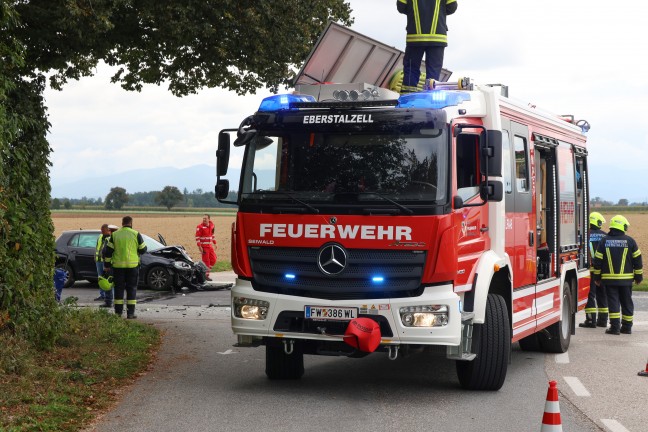 Kreuzungskollision zwischen zwei Autos in Eberstalzell fordert zwei Verletzte