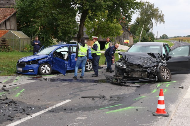 Kreuzungskollision zwischen zwei Autos in Eberstalzell fordert zwei Verletzte