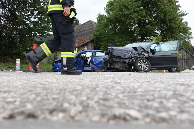 Kreuzungskollision zwischen zwei Autos in Eberstalzell fordert zwei Verletzte