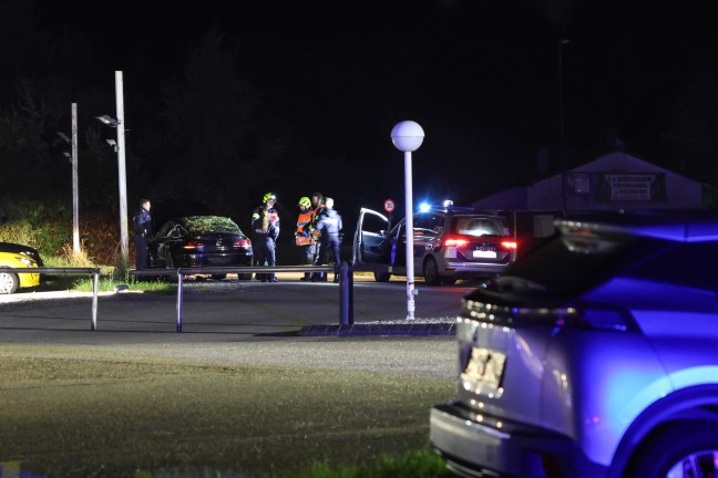 Auto bei Verkehrsunfall auf Wiener Strae in Redlham in den Struchern gelandet