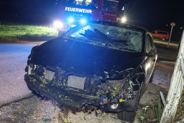 Auto bei Verkehrsunfall auf Wiener Strae in Redlham in den Struchern gelandet