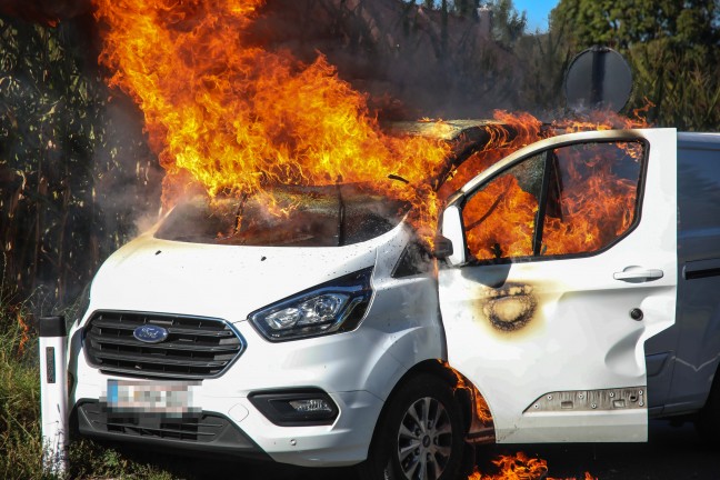 Gasflaschen geladen: Drei Feuerwehren lschten in Vollbrand stehenden Kleintransporter in Marchtrenk