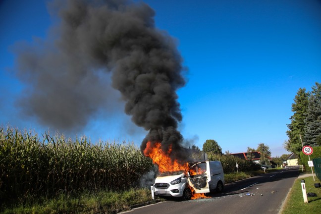 Gasflaschen geladen: Drei Feuerwehren lschten in Vollbrand stehenden Kleintransporter in Marchtrenk