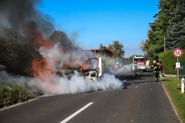Gasflaschen geladen: Drei Feuerwehren lschten in Vollbrand stehenden Kleintransporter in Marchtrenk
